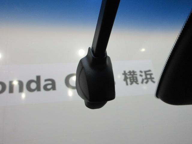 フィット ｅ：ＨＥＶネス　ＨｏｎｄａＳＥＮＳＩＮＧ　前後ドラレコ　メモリーナビ　リアカメラ　純正アルミ　ＬＥＤヘッドライト・フォグライト　オートライト　ＥＴＣ　Ｂｌｕｅｔｏｏｔｈ　ＵＳＢ　ドアバイザー　ワンオーナー　衝突軽減（5枚目）