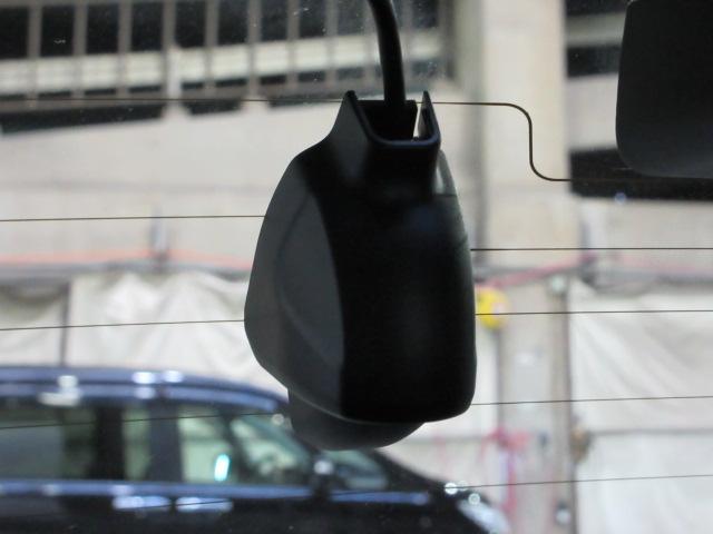 フィット ｅ：ＨＥＶネス　ＨｏｎｄａＳＥＮＳＩＮＧ　前後ドラレコ　メモリーナビ　リアカメラ　純正アルミ　ＬＥＤヘッドライト・フォグライト　オートライト　ＥＴＣ　Ｂｌｕｅｔｏｏｔｈ　ＵＳＢ　ドアバイザー　ワンオーナー　衝突軽減（6枚目）