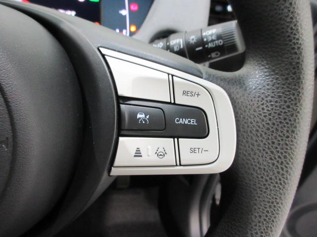 フィット ｅ：ＨＥＶネス　ＨｏｎｄａＳＥＮＳＩＮＧ　前後ドラレコ　メモリーナビ　リアカメラ　純正アルミ　ＬＥＤヘッドライト・フォグライト　オートライト　ＥＴＣ　Ｂｌｕｅｔｏｏｔｈ　ＵＳＢ　ドアバイザー　ワンオーナー　衝突軽減（8枚目）