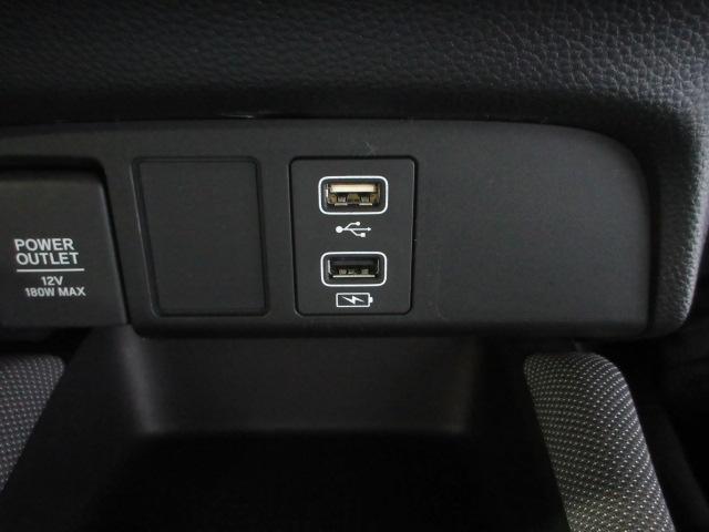 フィット ｅ：ＨＥＶネス　ＨｏｎｄａＳＥＮＳＩＮＧ　前後ドラレコ　メモリーナビ　リアカメラ　純正アルミ　ＬＥＤヘッドライト・フォグライト　オートライト　ＥＴＣ　Ｂｌｕｅｔｏｏｔｈ　ＵＳＢ　ドアバイザー　ワンオーナー　衝突軽減（11枚目）