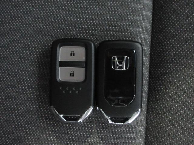 フィット ｅ：ＨＥＶネス　ＨｏｎｄａＳＥＮＳＩＮＧ　前後ドラレコ　メモリーナビ　リアカメラ　純正アルミ　ＬＥＤヘッドライト・フォグライト　オートライト　ＥＴＣ　Ｂｌｕｅｔｏｏｔｈ　ＵＳＢ　ドアバイザー　ワンオーナー　衝突軽減（14枚目）