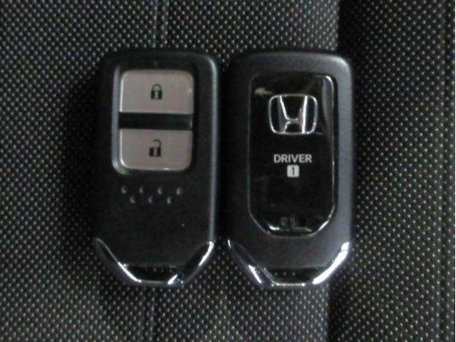 フィット ｅ：ＨＥＶクロスター　ＨｏｎｄａＳＥＮＳＩＮＧ　前後ドラレコ　メモリーナビ　リアカメラ　ＥＴＣ　純正アルミ　ドアバイザー　１オーナー　カーテンエアバック　地デジ　キーレス　ＬＥＤヘッド　オートライト　記録簿　バックモニター（15枚目）