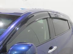 車内の空気の入れ替えだけでなく、雨天時の雨の入り込みや紫外線防止にも役立つドアバイザー装着済みです。 3