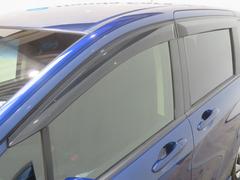 車内の空気の入れ替えだけでなく、雨天時の雨の入り込みや紫外線防止にも役立つドアバイザー装着済みです。 3