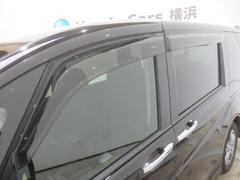 車内の空気の入れ替えだけでなく、雨天時の雨の入り込みや紫外線防止にも役立つドアバイザー装着済みです。 3