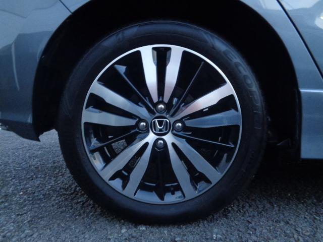 アルミホイール付き！鉄のホイールと違って軽いので燃費にも影響してきます。ガソリン高騰に少しは貢献します！あと単純に足元がきまります！