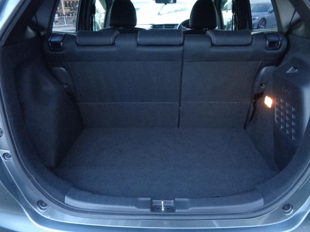 奥行きのある荷室スペースです。