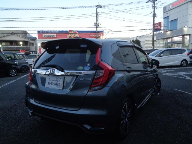 プライバシーガラス付きなので夏の陽射しも防げますし、ラゲッジスペースの荷物をみにくくする効果もあります。