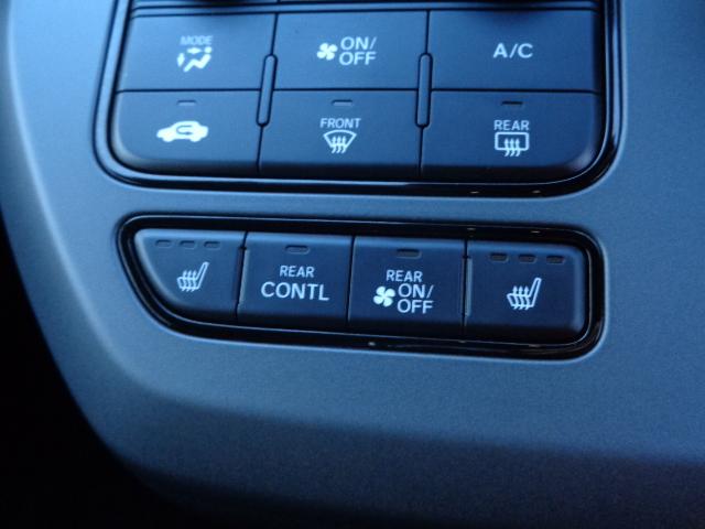 フリード エアーＥＸ　当社デモカー　バックモニター　盗難防止システム　両側パワースライドドア　横滑り防止装置　クルコン　フルセグ　ＥＴＣ車載器　オートエアコン　シートヒーター　ＬＥＤヘッドライト　３列シート　ＵＳＢ（7枚目）