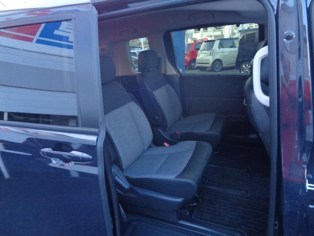 フリード エアーＥＸ　当社デモカー　バックモニター　盗難防止システム　両側パワースライドドア　横滑り防止装置　クルコン　フルセグ　ＥＴＣ車載器　オートエアコン　シートヒーター　ＬＥＤヘッドライト　３列シート　ＵＳＢ（12枚目）