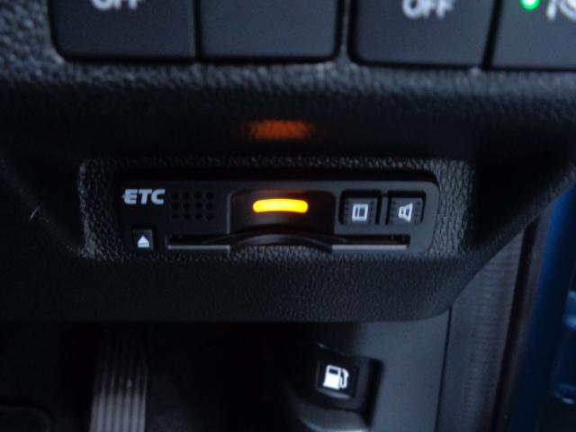 フリードハイブリッド ハイブリッド・Ｇホンダセンシング　軽減ブレーキ　キーフリーシステム　１オ－ナ－　記録簿　ＤＶＤ再生可能　ＥＣＯＮ　後カメラ　Ａクルーズ　地デジフルセグＴＶ　ＬＥＤヘッドランプ　横滑防止　３列シート（6枚目）