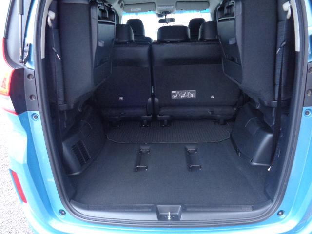 フリードハイブリッド ハイブリッド・Ｇホンダセンシング　軽減ブレーキ　キーフリーシステム　１オ－ナ－　記録簿　ＤＶＤ再生可能　ＥＣＯＮ　後カメラ　Ａクルーズ　地デジフルセグＴＶ　ＬＥＤヘッドランプ　横滑防止　３列シート（14枚目）