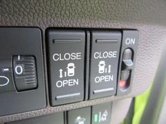 運転席の手元で両側スライドドアの開閉操作が可能です。 7