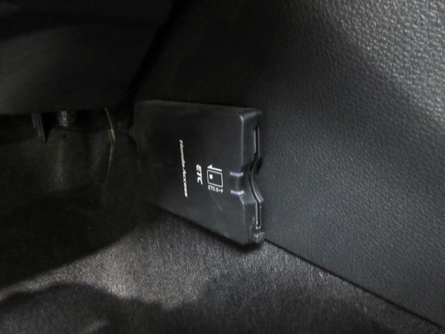 ヴェゼル ハイブリッドX CDチューナー シートヒーター 純正アルミ ETC パドルシフト CTBA ドアバイザー ワンオーナー LED Aクルーズ セキュリティアラーム VSA アイドリングSTOP 整備記録簿 スマートキ(4枚目)