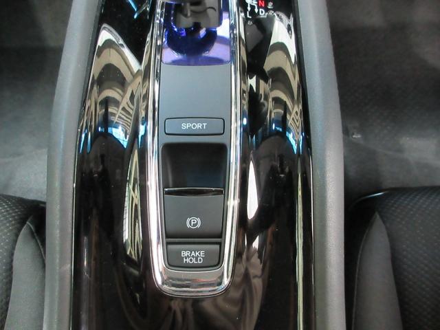 ヴェゼル ハイブリッドX CDチューナー シートヒーター 純正アルミ ETC パドルシフト CTBA ドアバイザー ワンオーナー LED Aクルーズ セキュリティアラーム VSA アイドリングSTOP 整備記録簿 スマートキ(8枚目)