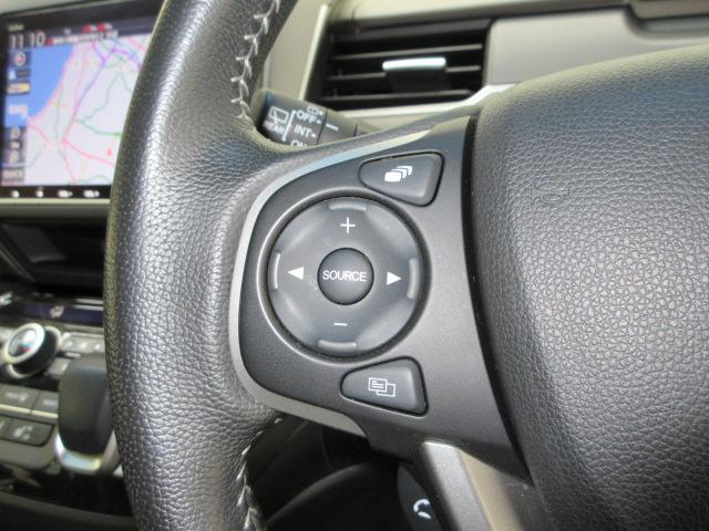 ハンドルにオーディオの操作スイッチが装備されています！視線を前方から外さずハンドルから手を離さずに操作できるのでとっても安全ですね♪