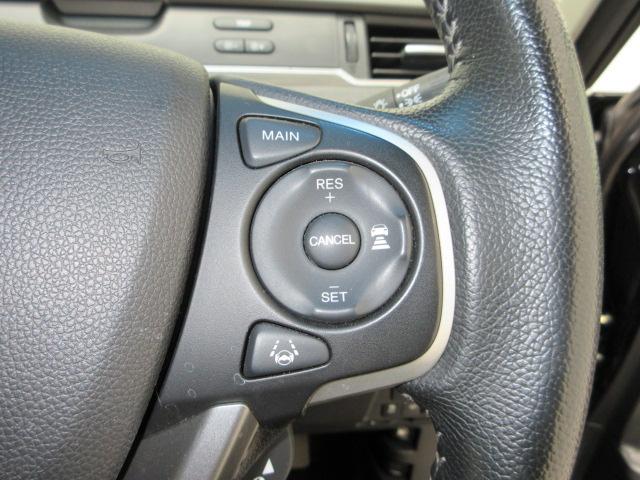 ハンドル右側にはクルーズコントロールのスイッチが装備され運転中の操作も安心して行えます！