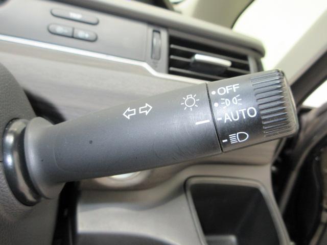 オートライト付きです。手元での操作なしでヘッドライトのＯＮ／ＯＦＦできます。トンネルでの点灯・消灯忘れ防止に役立ちます！