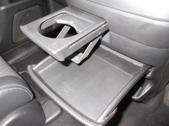 運転席からも助手席からも使いやすい位置に引き出し式ドリンクホルダーとスマホなどを置けるトレイを配置。