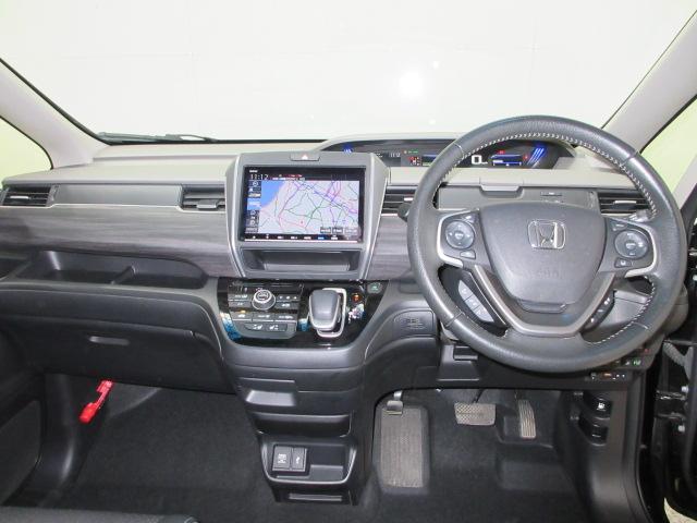 ドライバーを包み込むように、ディスプレーやスイッチ、コンソールを配置。座った瞬間から運転への期待が！空間そのものの心地よさにこだわっています。