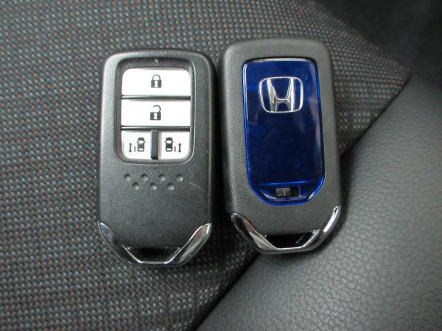 スマートキー付！キーを取り出さなくてもドアロックの施錠・開錠、エンジンの始動が出来ます！雨の日や荷物の多い日にとても便利ですね♪