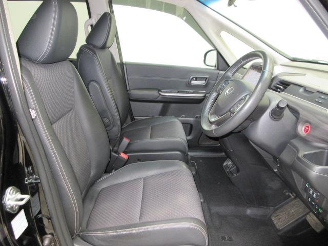 すわり心地の良い運転席・助手席です。長時間のドライブの疲れ軽減に貢献します。どうぞ快適なドライブを♪