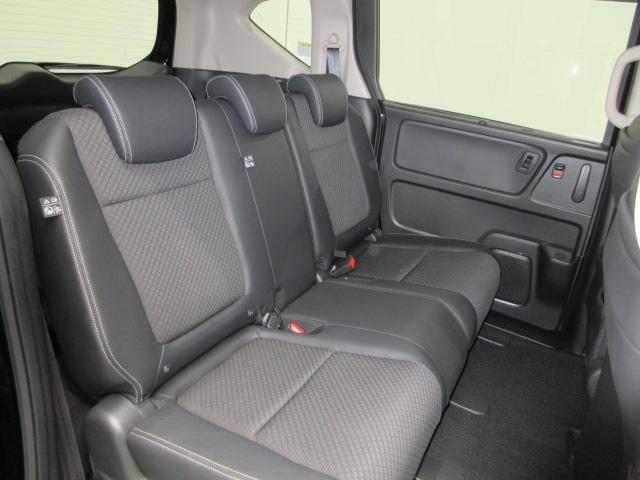 リアシートもゆったり快適に座っていただけますので、後部座席にお乗りの大切な方も楽しくドライブに参加していただけます。