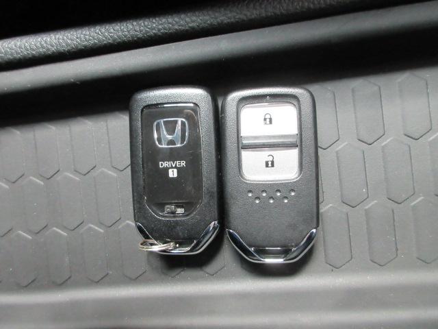フィット クロスター　ＨｏｎｄａＳＥＮＳＩＮＧ　前後ドラレコ　メモリーナビ　リアカメラ　ＥＴＣ　ＵＳＢ　Ｂｌｕｅｔｏｏｔｈ　パーキングセンサー　純正アルミ　ワンオーナー　Ｂｌｕｅｔｏｏｔｈ　ＣＤ　ＬＥＤヘッドライト　ＶＳＡ（17枚目）