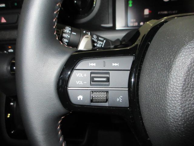 ハンドルにオーディオの操作スイッチが装備されています！視線を前方から外さずハンドルから手を離さずに操作できるのでとっても安全ですね♪