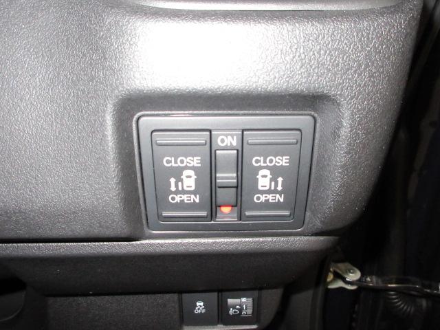 両側電動スライドドア！！荷物で手が塞がる時など簡単にドアの開閉が出来ます！何より力いらずで開閉ＯＫ！女性やお年寄りにも優しい♪電動機能はＯＦＦにもできますから元気なお子様の駆け出しも安心！