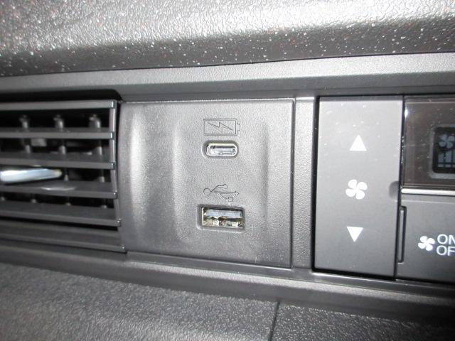 通常のＵＳＢ入力端子の他にスマホ充電に対応したＵＳＢ−Ｃ端子を所装備！