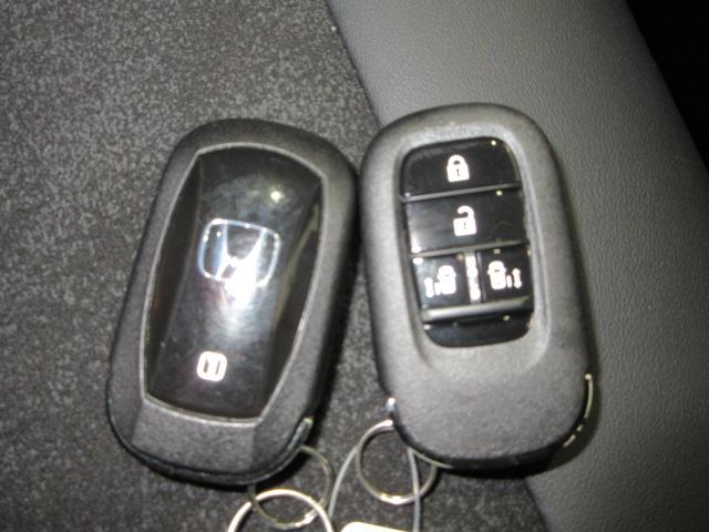 スマートキー付！キーを取り出さなくてもドアロックの施錠・開錠、エンジンの始動が出来ます！雨の日や荷物の多い日にとても便利ですね♪