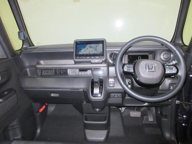 ドライバーを包み込むように、ディスプレーやスイッチ、コンソールを配置。座った瞬間から運転への期待が！空間そのものの心地よさにこだわっています。