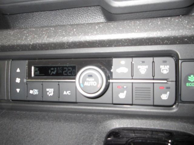 オートエアコンタイプなので細かい操作なしで快適温度に調整してくれます。シートヒーター付きで、冷えた車内でもスイッチを押せば数秒で座面と背もたれがあたたかくなります。