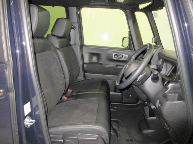 フロントシートはベンチシートタイプ♪　センターには格納式アームレストも付いています！！室内空間は広々で移動も楽々です♪狭い駐車空間など助手席ドアから出たい時にも大変便利ですよ♪