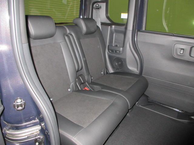 リアシートもゆったり快適に座っていただけますので、後部座席にお乗りの大切な方も楽しくドライブに参加していただけます。