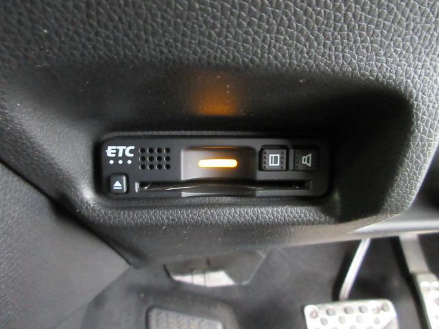 フィットハイブリッド Sホンダセンシング メモリーナビ ETC リアカメラ HondaSENSING ドアバイザー 純正アルミ Bluetooth 社外ローダウンスプリング BTオーディオ スマ-トキ- ナビTV パワーウインドウ Aライト(5枚目)