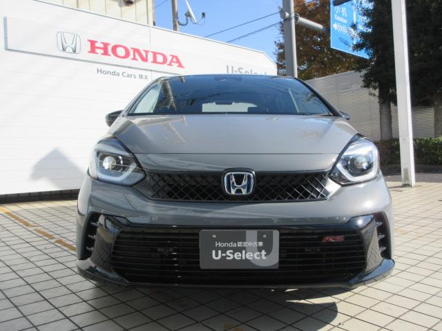 フィット ｅ：ＨＥＶＲＳ　当社デモカー　ＨｏｎｄａＳＥＮＳＩＮＧ　メモリーナビ　リアカメラ　ＥＴＣ　純正アルミ　レーダークルーズ　エアバッグ　ナビ＆ＴＶ　パワーウィンドウ　助手席エアバッグ　元試乗車　レーンアシスト　禁煙（4枚目）