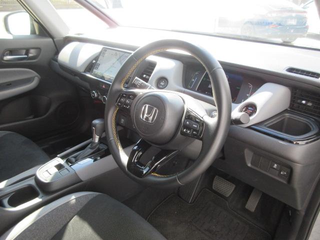 フィット ｅ：ＨＥＶＲＳ　当社デモカー　ＨｏｎｄａＳＥＮＳＩＮＧ　メモリーナビ　リアカメラ　ＥＴＣ　純正アルミ　レーダークルーズ　エアバッグ　ナビ＆ＴＶ　パワーウィンドウ　助手席エアバッグ　元試乗車　レーンアシスト　禁煙（6枚目）