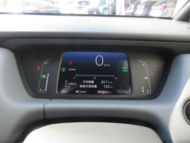 フィット ｅ：ＨＥＶＲＳ　当社デモカー　ＨｏｎｄａＳＥＮＳＩＮＧ　メモリーナビ　リアカメラ　ＥＴＣ　純正アルミ　レーダークルーズ　エアバッグ　ナビ＆ＴＶ　パワーウィンドウ　助手席エアバッグ　元試乗車　レーンアシスト　禁煙（7枚目）