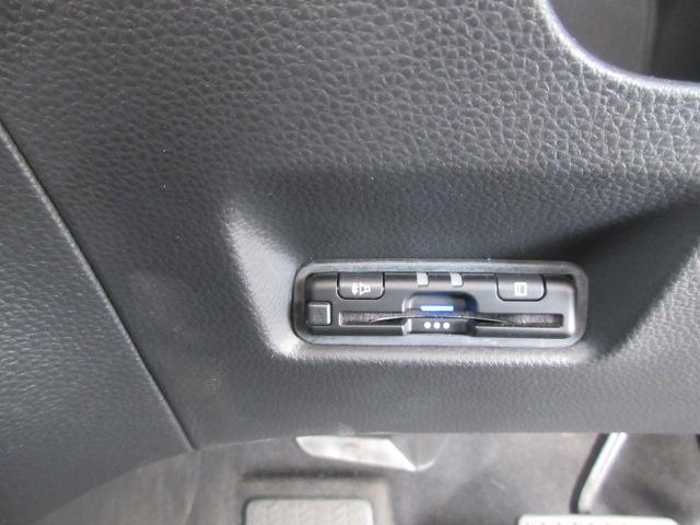 フィット ｅ：ＨＥＶＲＳ　当社デモカー　ＨｏｎｄａＳＥＮＳＩＮＧ　メモリーナビ　リアカメラ　ＥＴＣ　純正アルミ　レーダークルーズ　エアバッグ　ナビ＆ＴＶ　パワーウィンドウ　助手席エアバッグ　元試乗車　レーンアシスト　禁煙（10枚目）