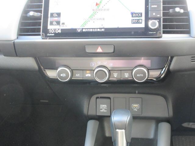 フィット ｅ：ＨＥＶＲＳ　当社デモカー　ＨｏｎｄａＳＥＮＳＩＮＧ　メモリーナビ　リアカメラ　ＥＴＣ　純正アルミ　レーダークルーズ　エアバッグ　ナビ＆ＴＶ　パワーウィンドウ　助手席エアバッグ　元試乗車　レーンアシスト　禁煙（11枚目）