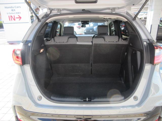 フィット ｅ：ＨＥＶＲＳ　当社デモカー　ＨｏｎｄａＳＥＮＳＩＮＧ　メモリーナビ　リアカメラ　ＥＴＣ　純正アルミ　レーダークルーズ　エアバッグ　ナビ＆ＴＶ　パワーウィンドウ　助手席エアバッグ　元試乗車　レーンアシスト　禁煙（18枚目）