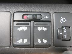 両側電動スライドドアは運転席のコントロールスイッチで操作が可能です。 4