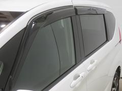車内の空気の入れ替えだけでなく、雨天時の雨の入り込みや紫外線防止にも役立つドアバイザー装着済みです。 4