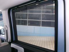 セカンドシートのスライドドアに眩しい日差しを和らげ、プライバシーの保護としても使えるロールサンシェードを装備しています。 6