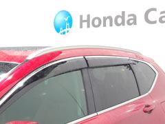 車内の空気の入れ替えだけでなく、雨天時の雨の入り込みや紫外線防止にも役立つドアバイザー装着済みです。 4