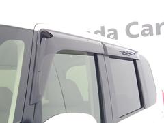 車内の空気の入れ替えだけでなく、雨天時の雨の入り込みや紫外線防止にも役立つドアバイザー装着済みです。 4