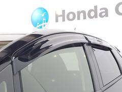 車内の空気の入れ替えだけでなく、雨天時の雨の入り込みや紫外線防止にも役立つドアバイザー装着済みです。 3
