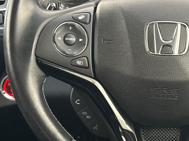 ステアリングにはオーディオコントロールスイッチが付いていますので、目線を正面から外すことが無く、また、ステアリングから手を離さずにオーディオ操作ができます